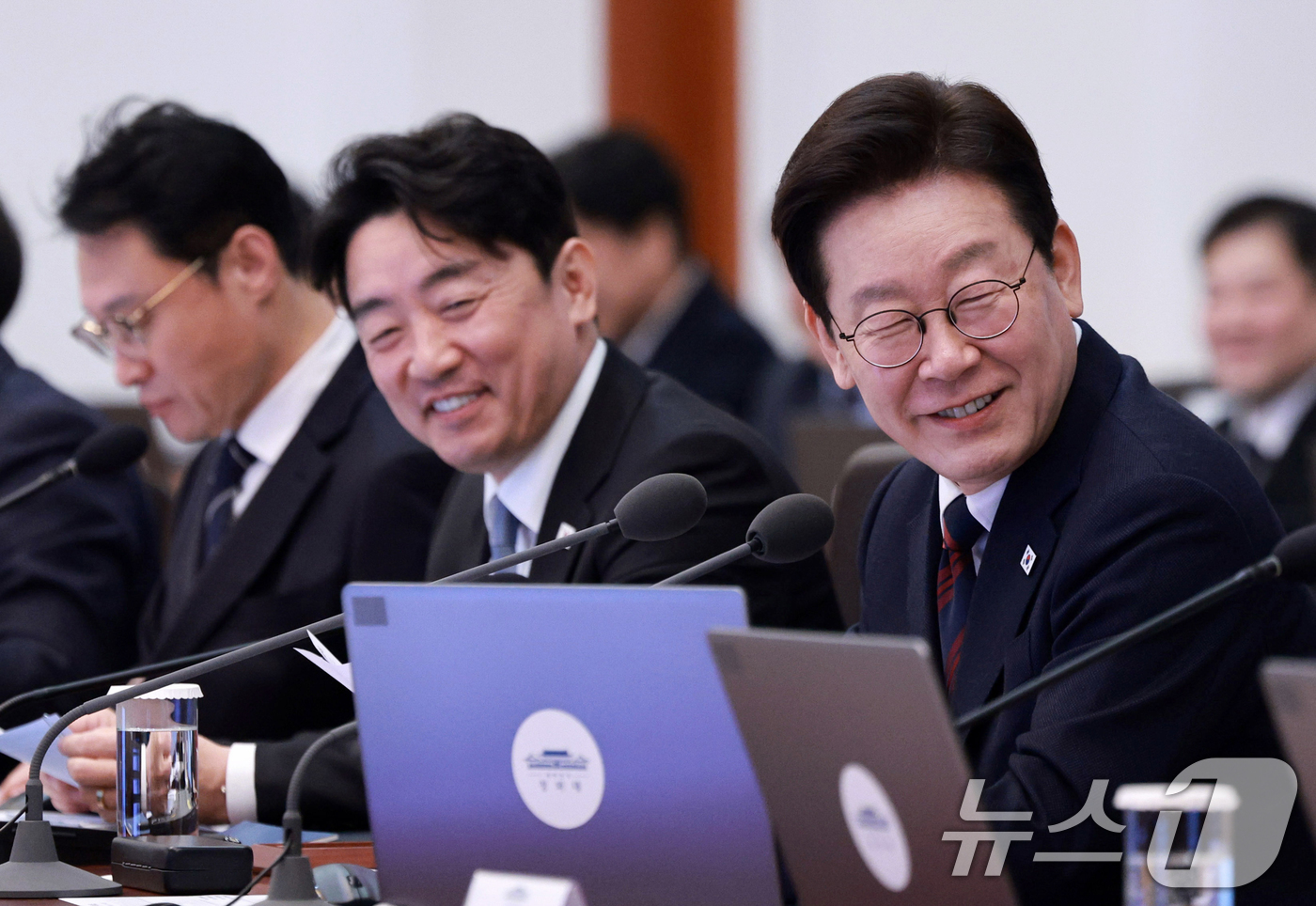 (서울=뉴스1) 이재명 기자 = 이재명 대통령과 강훈식 비서실장이 19일 청와대에서 열린 수석보좌관회의에서 미소 짓고 있다. 2026.3.19/뉴스1