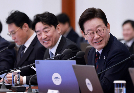 미소 짓는 이재명 대통령과 강훈식 비서실장