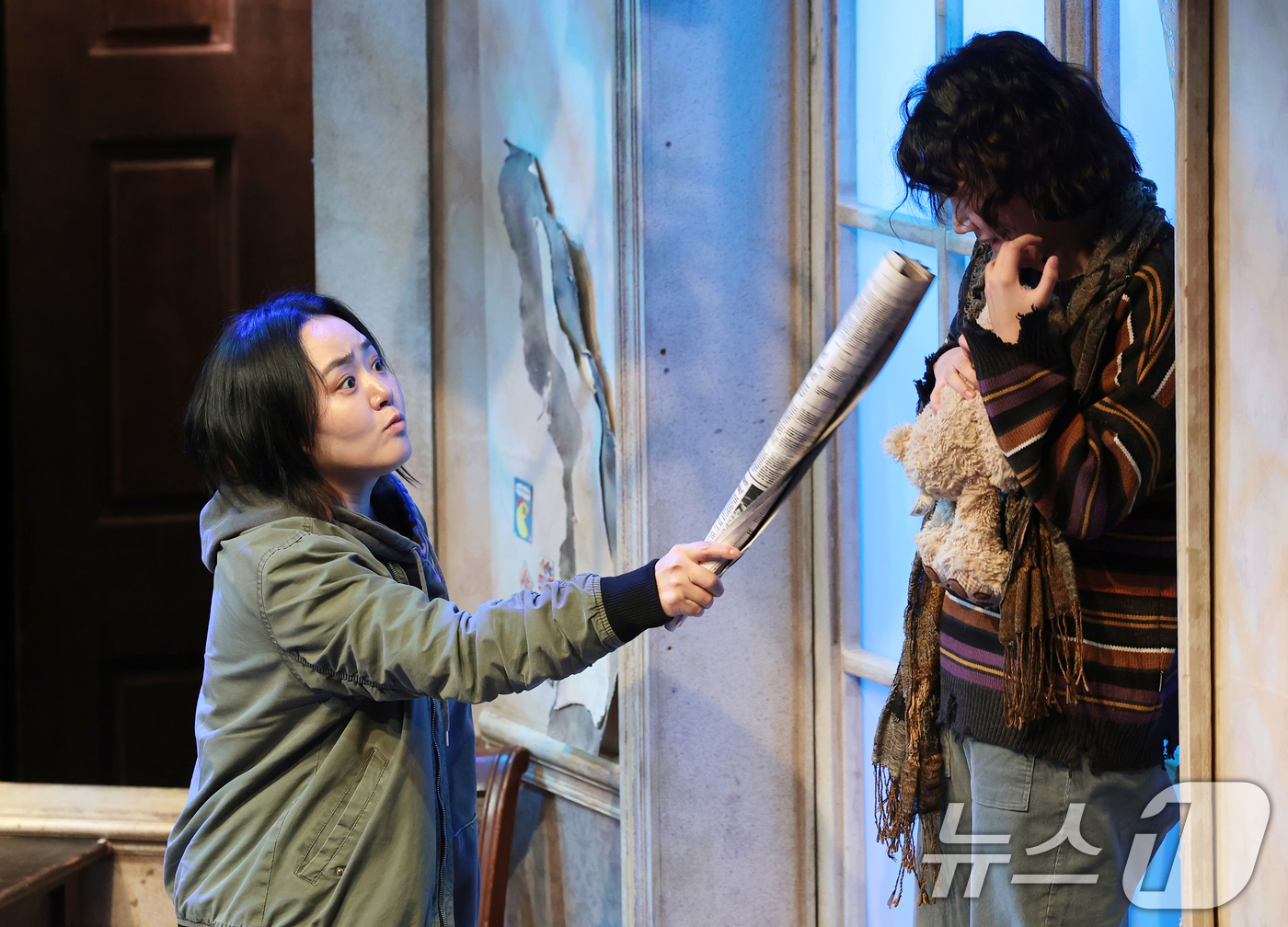 (서울=뉴스1) 권현진 기자 = 배우 문근영과 김단이(오른쪽)가 19일 서울 종로구 대학로 티오엠에서 열린 연극 ‘오펀스’ 프레스콜에서 열연을 펼치고 있다. 2026.3.19/뉴스 …