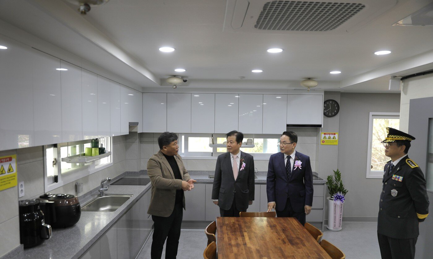 본문 이미지 - 강석진 중소벤처기업진흥공단 이사장(왼쪽 2번째)과 이홍연 법무부 교정본부장(왼쪽 3번째)이 사천희망센터 내부를 둘러보고 있다.(중소벤처기업진흥공단 제공)