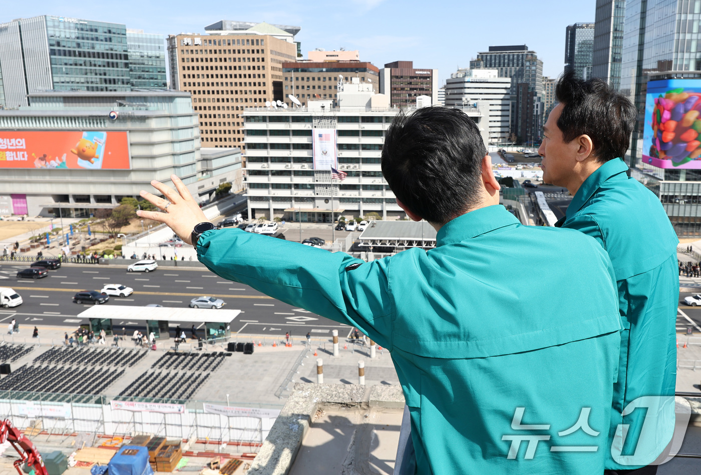 (서울=뉴스1) 최지환 기자 = 오세훈 서울시장이 19일 오후 서울 세종문화회관 옥상에서 오는 21일 방탄소년단(BTS) 컴백 공연이 열리는 광화문광장 일대를 현장점검하고 있다. …