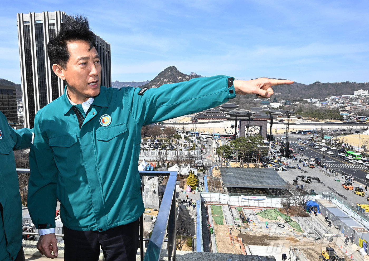 (서울=뉴스1) 최지환 기자 = 오세훈 서울시장이 19일 서울 종로구 세종문화회관에서 방탄소년단(BTS) 공연 무대시설을 점검하고 있다. (공동취재) 2026.3.19/뉴스1