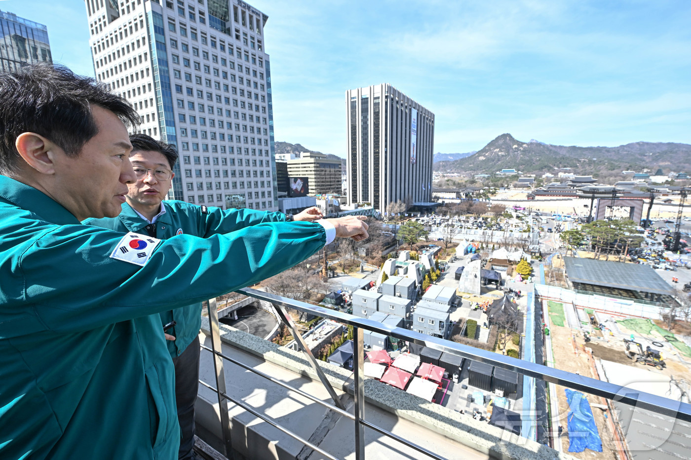 (서울=뉴스1) 최지환 기자 = 오세훈 서울시장이 19일 서울 종로구 세종문화회관에서 방탄소년단(BTS) 공연 무대시설을 점검하고 있다. (공동취재) 2026.3.19/뉴스1