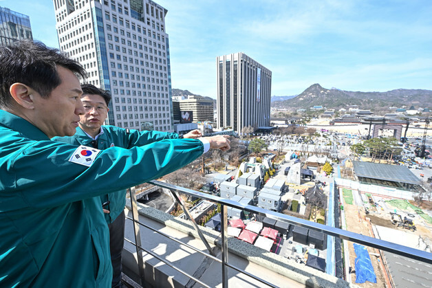 BTS 광화문 공연 무대시설 살피는 오세훈 서울시장