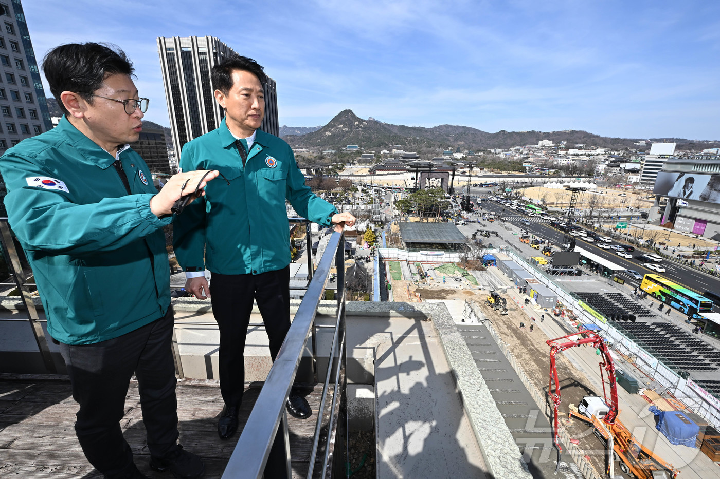 (서울=뉴스1) 최지환 기자 = 오세훈 서울시장이 19일 서울 종로구 세종문화회관에서 방탄소년단(BTS) 공연 무대시설을 점검하고 있다. (공동취재) 2026.3.19/뉴스1