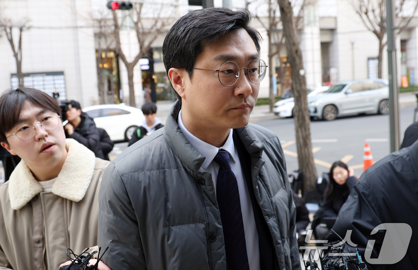 (서울=뉴스1) 김명섭 기자 = 장경태 더불어민주당 국회의원이 19일 오후 서울 종로구 서울경찰청에서 열린 성추행 의혹 수사심의위에 출석하고 있다.  2026.3.19/뉴스1