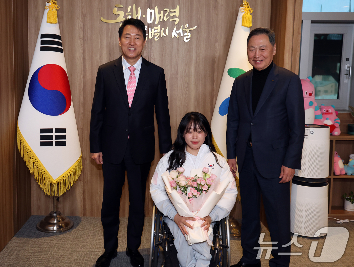 (서울=뉴스1) 김명섭 기자 = 오세훈 서울시장이 19일 서울 중구 시청에서 밀라노 코르티니담페초 동계올림픽 서울시청 소속 출전 선수단 오찬 간담회에서 강태선 서울시체육회장, 김윤 …