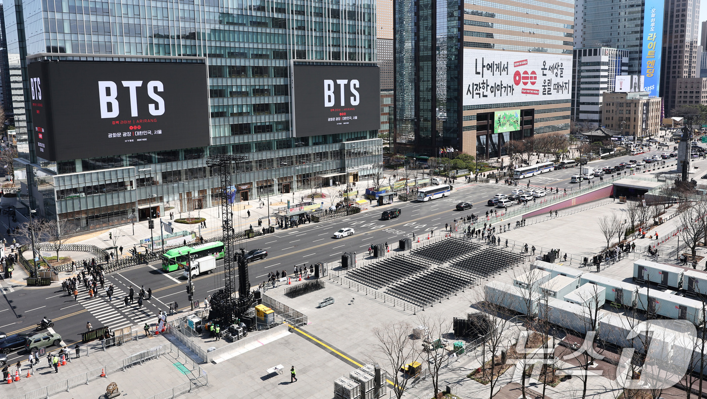 (서울=뉴스1) 최지환 기자 = 방탄소년단(BTS) 완전체 컴백 공연이 이틀 앞으로 다가온 19일 서울 광화문광장 인근 빌딩 전광판에 컴백 공연을 알리는 광고가 표출되고 있다. 2 …