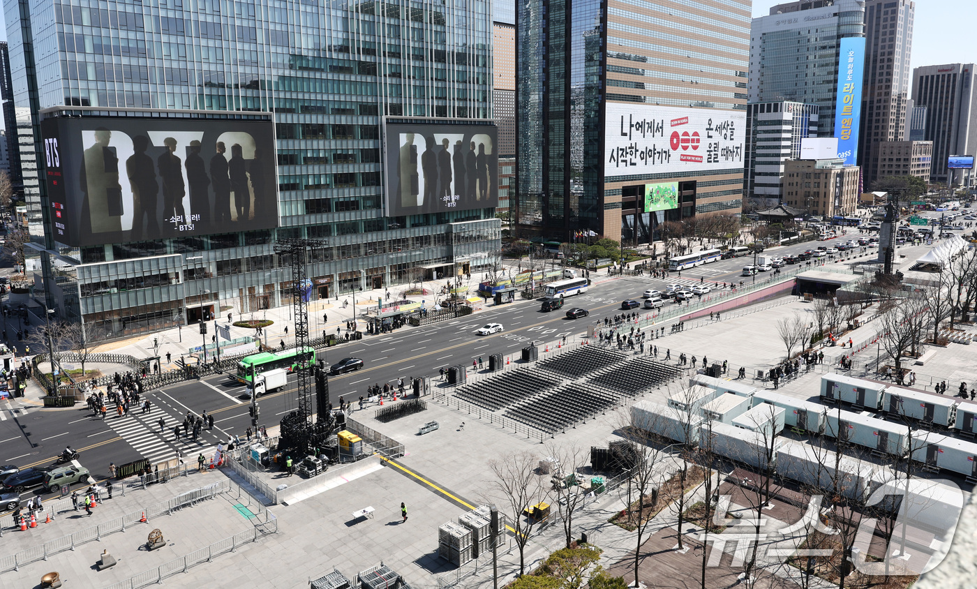 (서울=뉴스1) 최지환 기자 = 방탄소년단(BTS) 완전체 컴백 공연이 이틀 앞으로 다가온 19일 서울 광화문광장 인근 빌딩 전광판에 컴백 공연을 알리는 광고가 표출되고 있다. 2 …