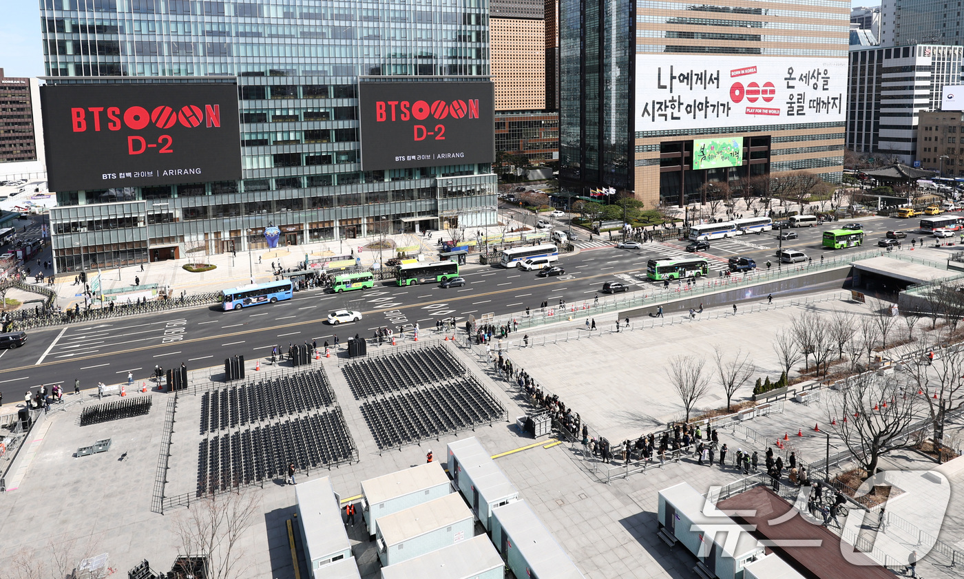 (서울=뉴스1) 최지환 기자 = 방탄소년단(BTS) 완전체 컴백 공연이 이틀 앞으로 다가온 19일 서울 광화문광장 인근 빌딩 전광판에 컴백 공연을 알리는 광고가 표출되고 있다. 2 …