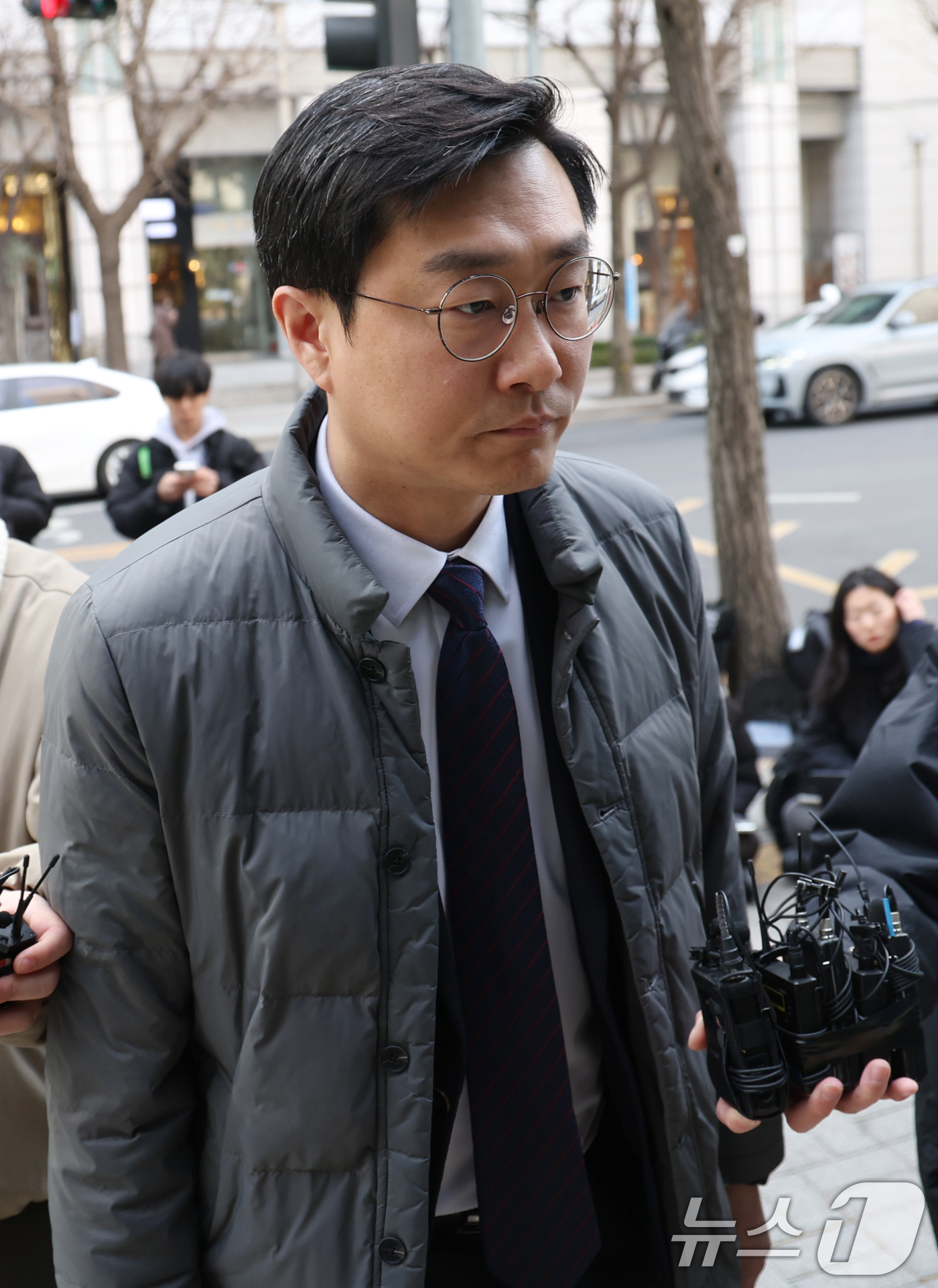 (서울=뉴스1) 김명섭 기자 = 장경태 더불어민주당 국회의원이 19일 오후 서울 종로구 서울경찰청에서 열린 성추행 의혹 수사심의위에 출석하고 있다. 2026.3.19/뉴스1