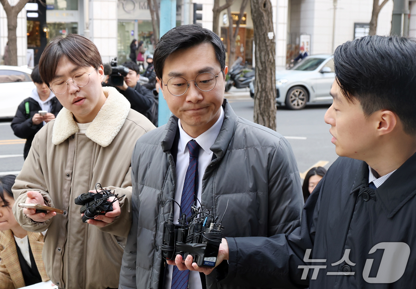 (서울=뉴스1) 김명섭 기자 = 장경태 더불어민주당 국회의원이 19일 오후 서울 종로구 서울경찰청에서 열린 성추행 의혹 수사심의위에 출석하고 있다. 2026.3.19/뉴스1