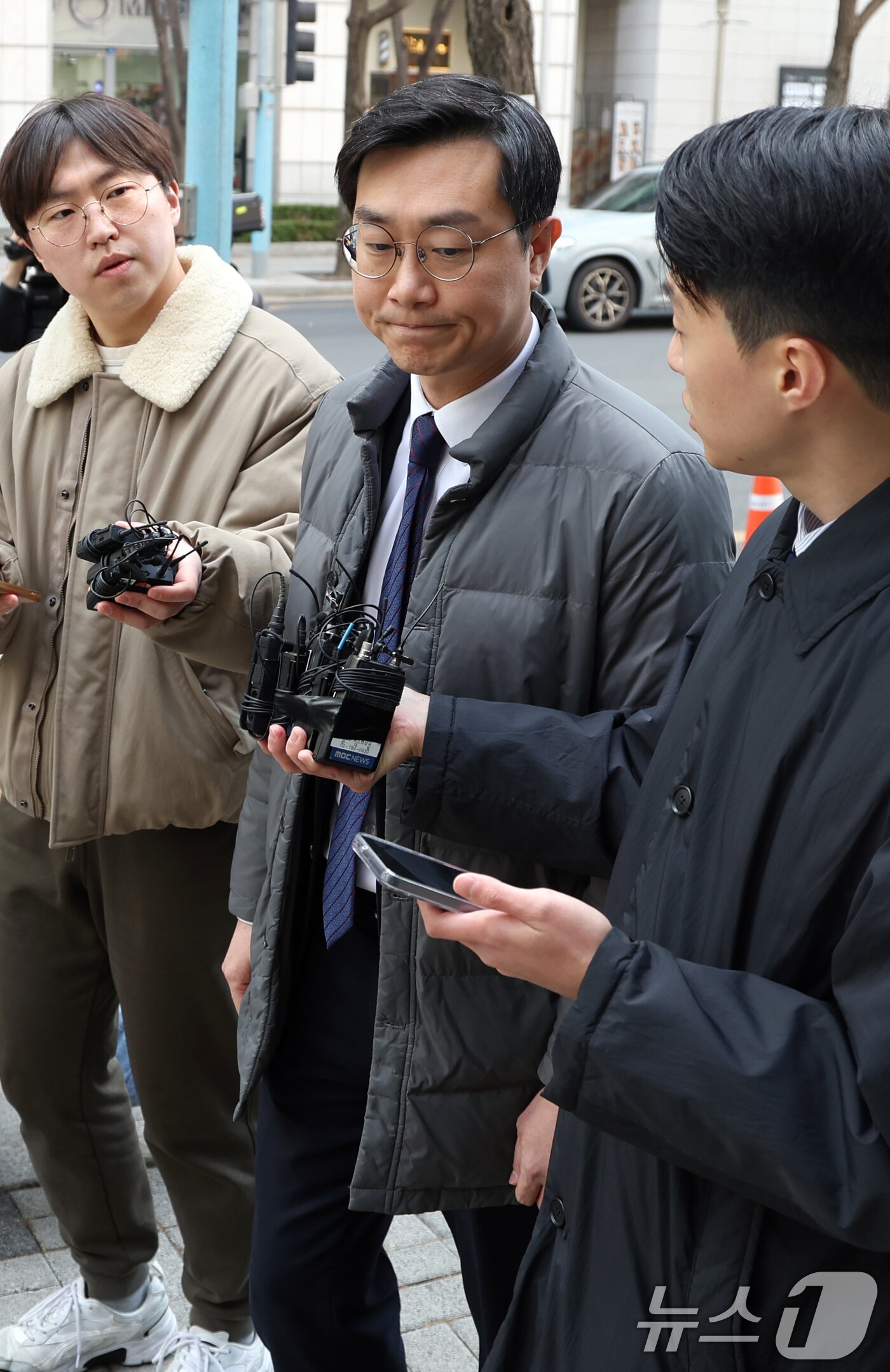 본문 이미지 - 장경태 더불어민주당 국회의원이 19일 오후 서울 종로구 서울경찰청에서 열린 성추행 의혹 수사심의위에 출석하고 있다. 2026.3.19 ⓒ 뉴스1 김명섭 기자