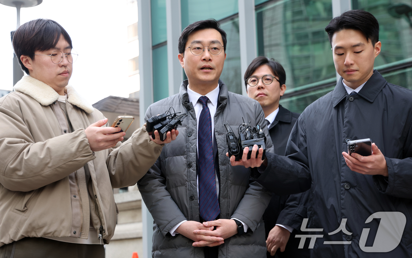 (서울=뉴스1) 김명섭 기자 = 장경태 더불어민주당 국회의원이 19일 오후 서울 종로구 서울경찰청에서 열린 성추행 의혹 수사심의위에 출석하고 있다. 2026.3.19/뉴스1