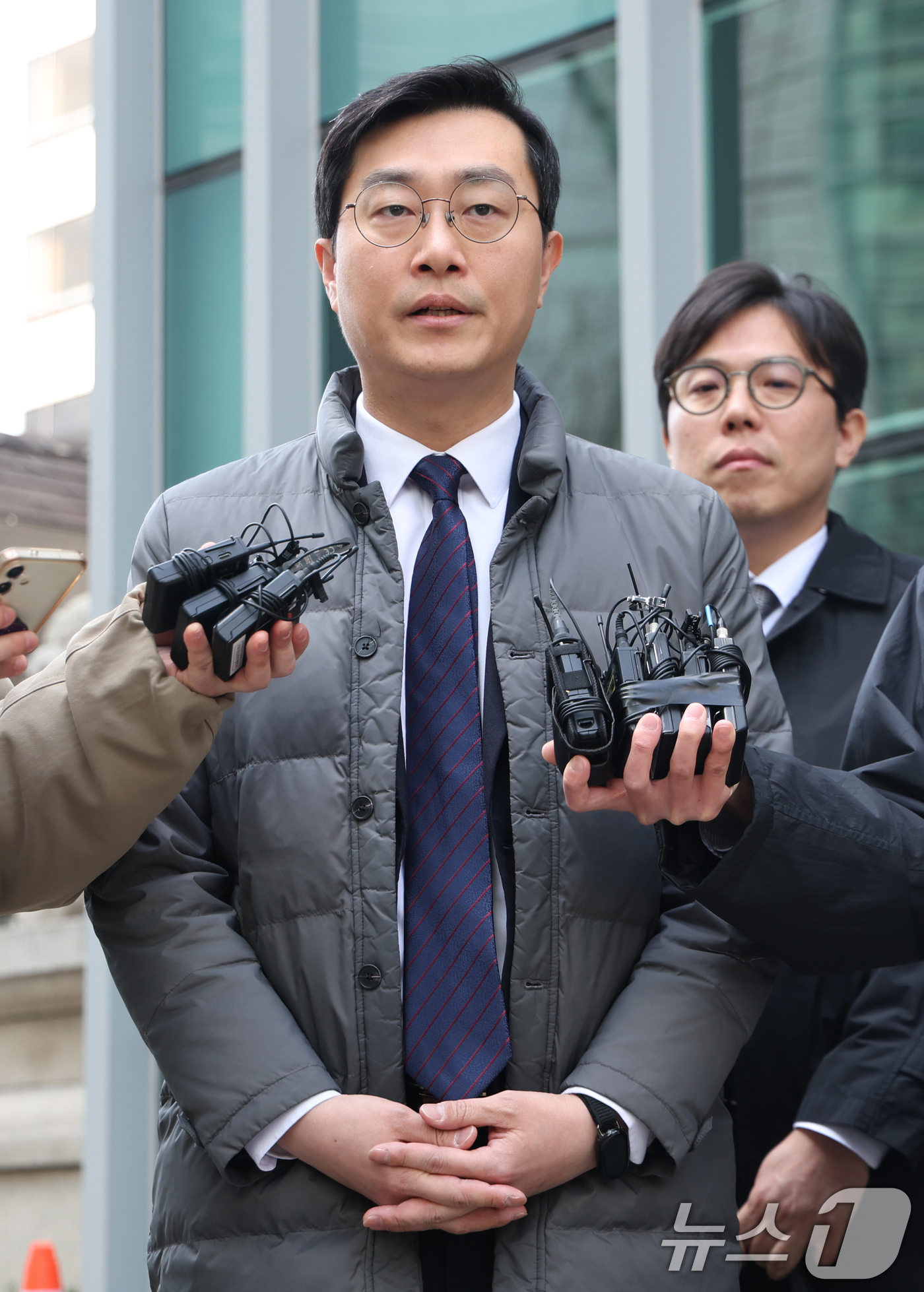 (서울=뉴스1) 김명섭 기자 = 장경태 더불어민주당 국회의원이 19일 오후 서울 종로구 서울경찰청에서 열린 성추행 의혹 수사심의위에 출석하고 있다. 2026.3.19/뉴스1