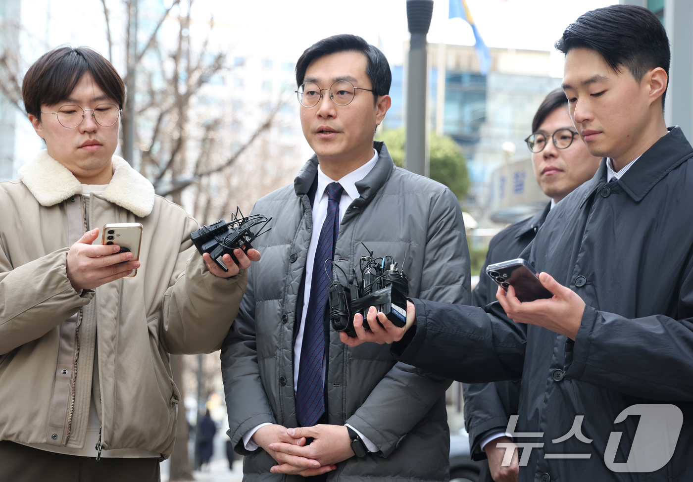 (서울=뉴스1) 김명섭 기자 = 장경태 더불어민주당 국회의원이 19일 오후 서울 종로구 서울경찰청에서 열린 성추행 의혹 수사심의위에 출석하고 있다. 2026.3.19/뉴스1