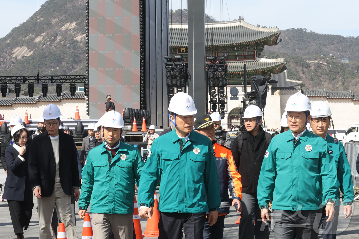 (서울=뉴스1) 최지환 기자 = 오세훈 서울시장이 19일 서울 종로구 광화문 광장에서 방탄소년단(BTS) 공연 무대시설을 점검하고 있다. (공동취재)  2026.3.19/뉴스1