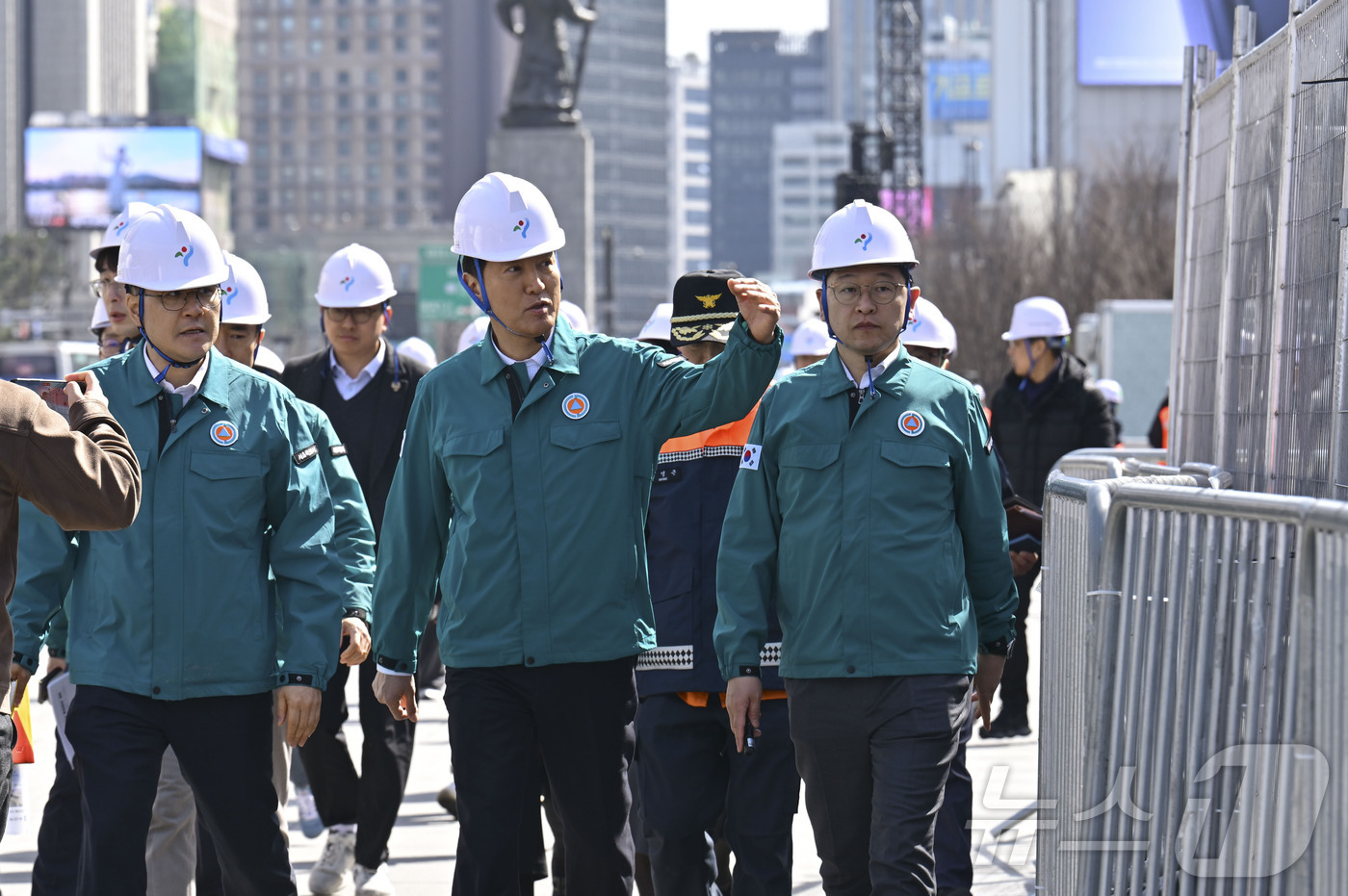 (서울=뉴스1) 최지환 기자 = 오세훈 서울시장이 방탄소년단(BTS) 복귀 공연을 이틀 앞둔 19일 무대가 설치된 서울 종로구 광화문광장 일대와 감사의 정원 공사장의 안전조치사항을 …