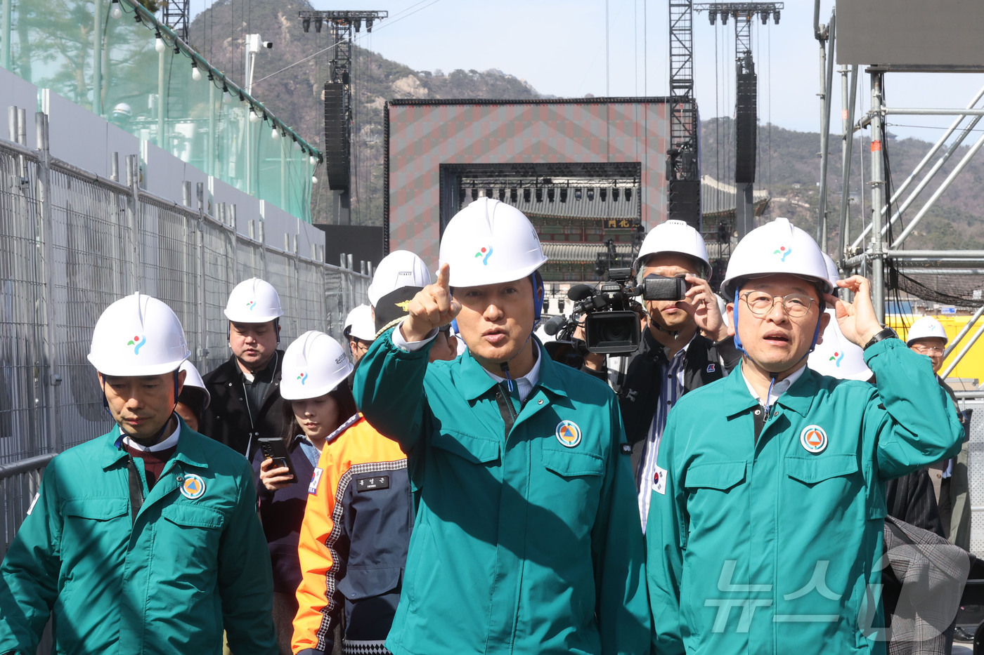 (서울=뉴스1) 최지환 기자 = 오세훈 서울시장이 19일 서울 종로구 광화문 광장에서 방탄소년단(BTS) 공연 무대시설을 점검하고 있다. (공동취재)  2026.3.19/뉴스1