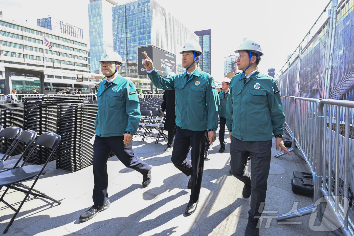 (서울=뉴스1) 최지환 기자 = 오세훈 서울시장이 방탄소년단(BTS) 복귀 공연을 이틀 앞둔 19일 무대가 설치된 서울 종로구 광화문광장 일대와 감사의 정원 공사장의 안전조치사항을 …