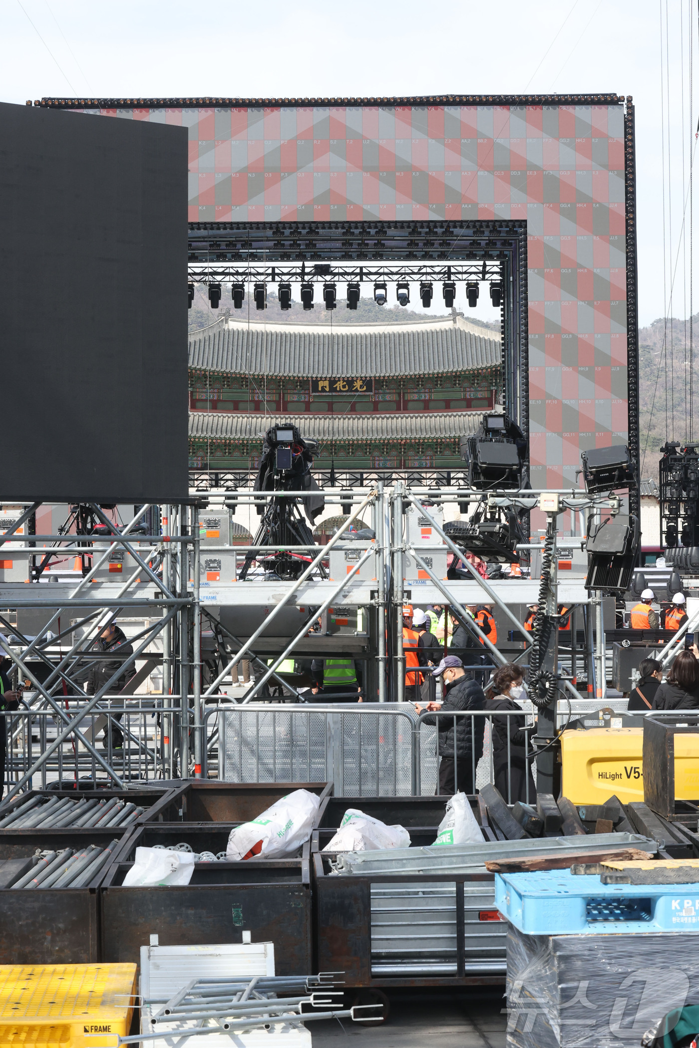 (서울=뉴스1) 최지환 기자 = 방탄소년단(BTS) 공연을 이틀 앞둔 19일 서울 종로구 광화문 광장에서 관계자들이 무대 설치 마무리를 하고 있다. (공동취재)  2026.3.19 …