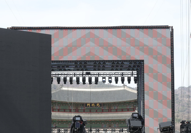 BTS 컴백 D-2, 무대 설치 마무리 작업 진행되는 광화문광장