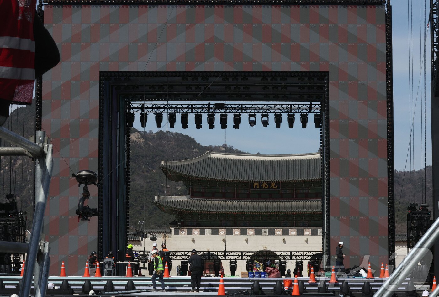 본문 이미지 - 방탄소년단(BTS) 공연을 이틀 앞둔 19일 서울 종로구 광화문 광장에서 관계자들이 무대 설치를 하고 있다. (공동취재) 2026.3.19 ⓒ 뉴스1 최지환 기자