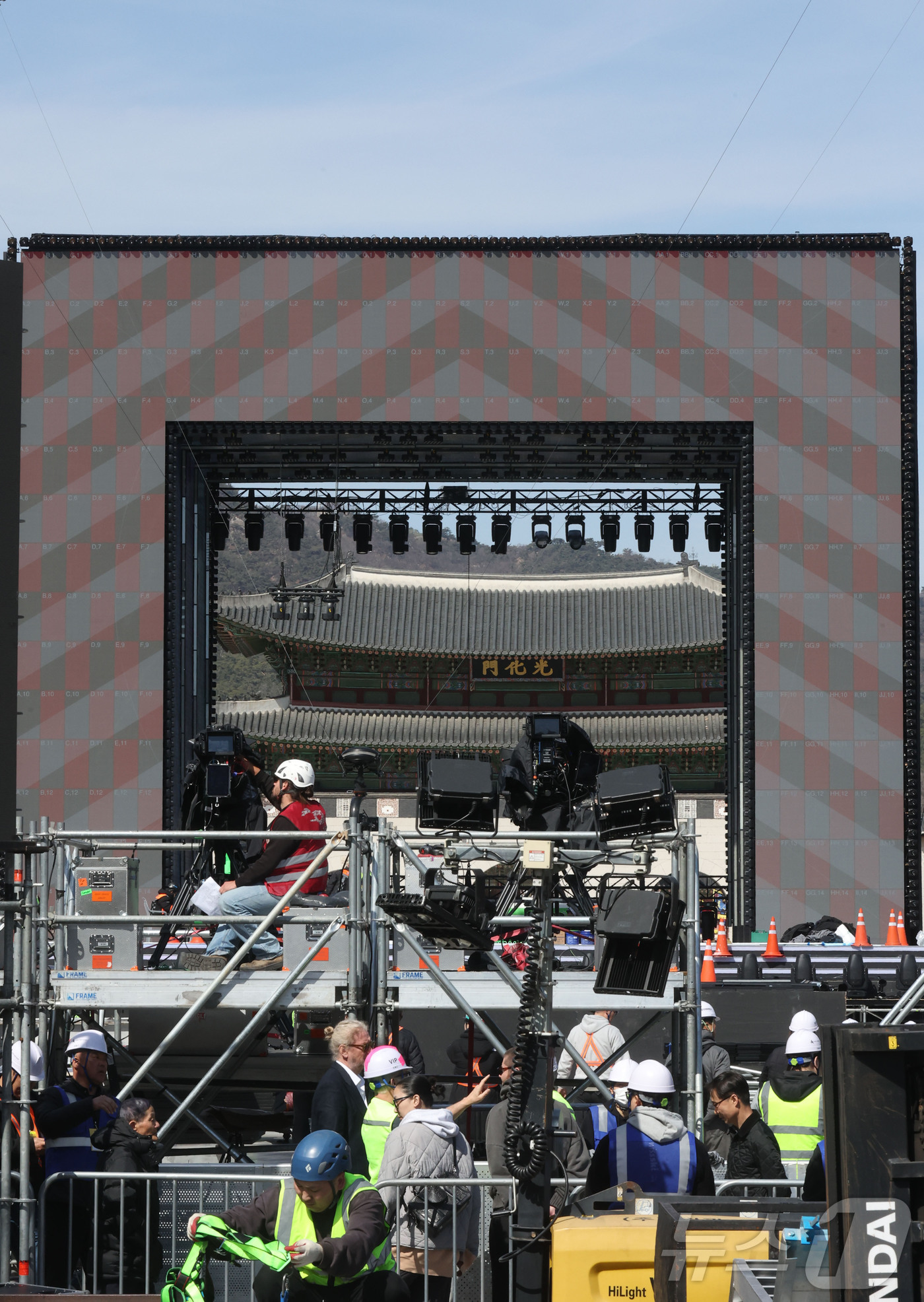 (서울=뉴스1) 최지환 기자 = 방탄소년단(BTS) 공연을 이틀 앞둔 19일 서울 종로구 광화문 광장에서 관계자들이 무대 설치를 하고 있다. (공동취재) 2026.3.19/뉴스1