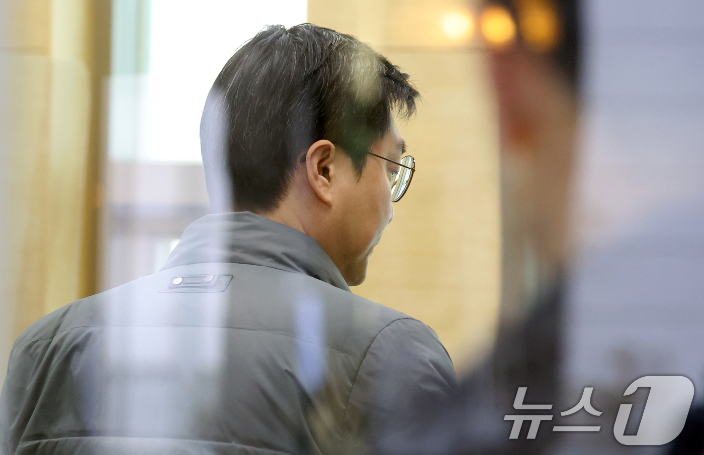 (서울=뉴스1) 김명섭 기자 = 장경태 더불어민주당 국회의원이 19일 오후 서울 종로구 서울경찰청에서 열린 성추행 의혹 수사심의위에 출석하고 있다. 2026.3.19/뉴스1