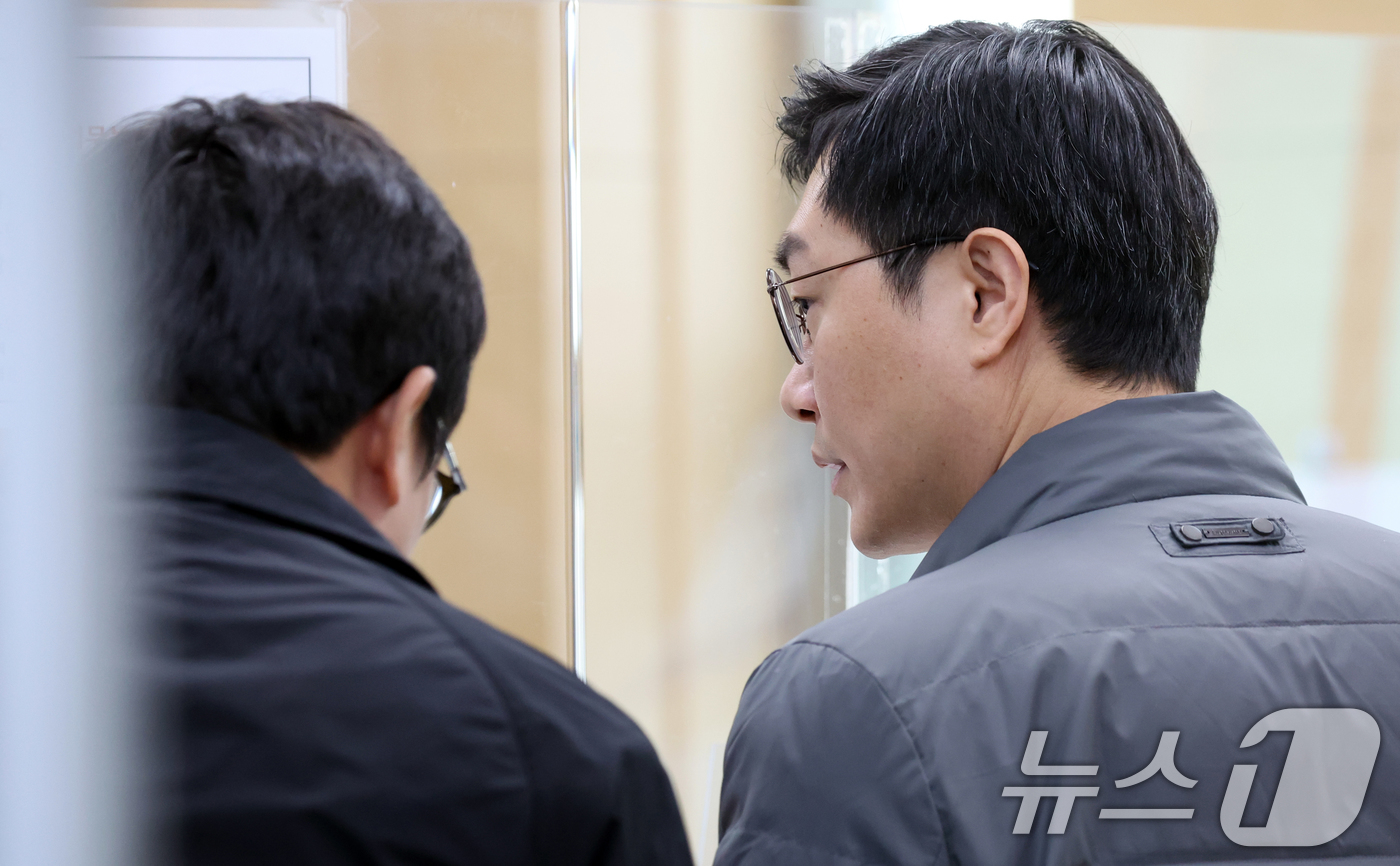 (서울=뉴스1) 김명섭 기자 = 장경태 더불어민주당 국회의원이 19일 오후 서울 종로구 서울경찰청에서 열린 성추행 의혹 수사심의위에 출석하고 있다. 2026.3.19/뉴스1