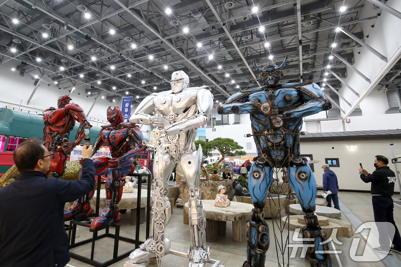 (대구=뉴스1) 공정식 기자 = 19일 대구 북구 엑스코(EXCO)에서 개막한 '제26회 대구건축박람회(DAHOS 2026)'를 찾은 관람객이 재활용품을 이용해 만든 카페 소품용 …