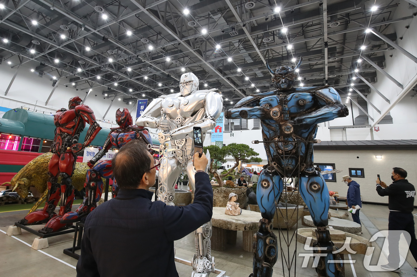 (대구=뉴스1) 공정식 기자 = 19일 대구 북구 엑스코(EXCO)에서 개막한 '제26회 대구건축박람회(DAHOS 2026)'를 찾은 관람객이 재활용품을 이용해 만든 카페 소품용 …