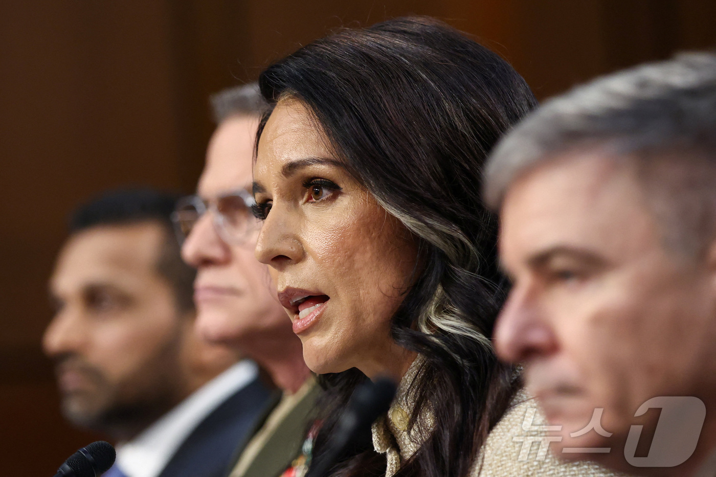 (워싱턴DC 로이터=뉴스1) 윤다정 기자 = 털시 개버드 미 국가정보국(DNI) 국장이 18일(현지시간) 열린 상원 정보위원회 청문회에 출석해 답변하고 있다. 개버드는 이날 이란 …