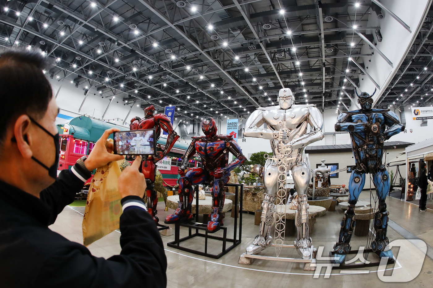 (대구=뉴스1) 공정식 기자 = 19일 대구 북구 엑스코(EXCO)에서 개막한 '제26회 대구건축박람회(DAHOS 2026)'를 찾은 관람객이 재활용품을 이용해 만든 카페 소품용 …