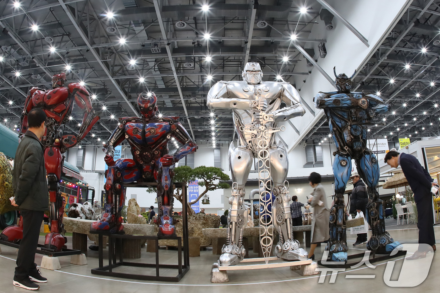 (대구=뉴스1) 공정식 기자 = 19일 대구 북구 엑스코(EXCO)에서 개막한 '제26회 대구건축박람회(DAHOS 2026)'를 찾은 관람객이 재활용품을 이용해 만든 카페 소품용 …