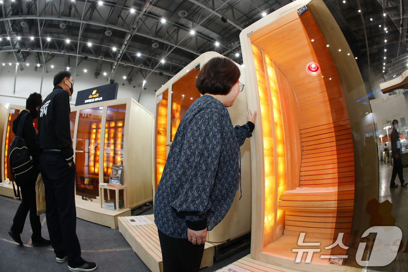 (대구=뉴스1) 공정식 기자 = 19일 대구 북구 엑스코(EXCO)에서 개막한 '제26회 대구건축박람회(DAHOS 2026)'를 찾은 관람객이 가정용 사우나를 살펴보고 있다. 업체 …