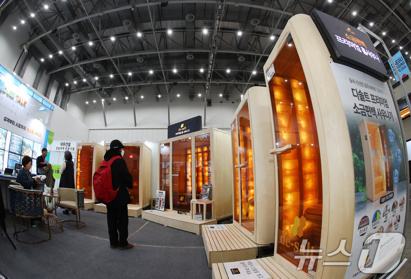(대구=뉴스1) 공정식 기자 = 19일 대구 북구 엑스코(EXCO)에서 개막한 '제26회 대구건축박람회(DAHOS 2026)'를 찾은 관람객이 가정용 사우나를 살펴보고 있다. 업체 …
