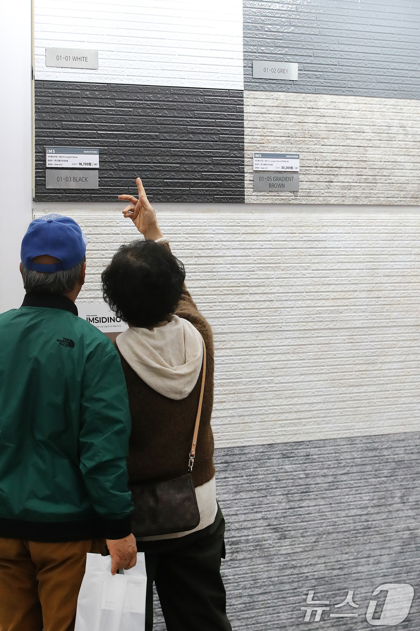 (대구=뉴스1) 공정식 기자 = 19일 대구 북구 엑스코(EXCO)에서 개막한 '제26회 대구건축박람회(DAHOS 2026)'를 찾은 관람객이 건축 외장재를 살펴보고 있다.22일까 …