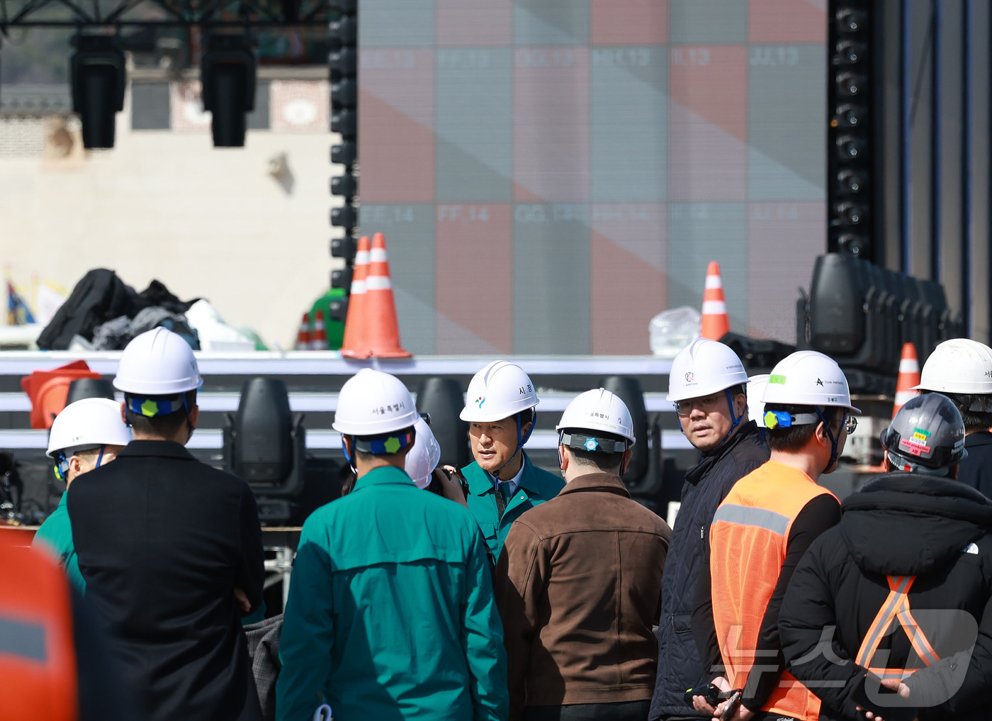 (서울=뉴스1) 최지환 기자 = 오세훈 서울시장이 19일 서울 종로구 광화문 광장에서 방탄소년단(BTS) 공연 무대시설을 점검하고 있다. (공동취재) 2026.3.19/뉴스1