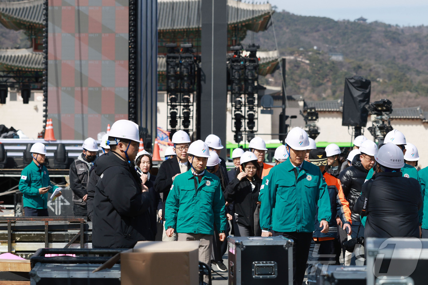 (서울=뉴스1) 최지환 기자 = 오세훈 서울시장이 19일 서울 종로구 광화문 광장에서 방탄소년단(BTS) 공연 무대시설을 점검하고 있다. (공동취재) 2026.3.19/뉴스1