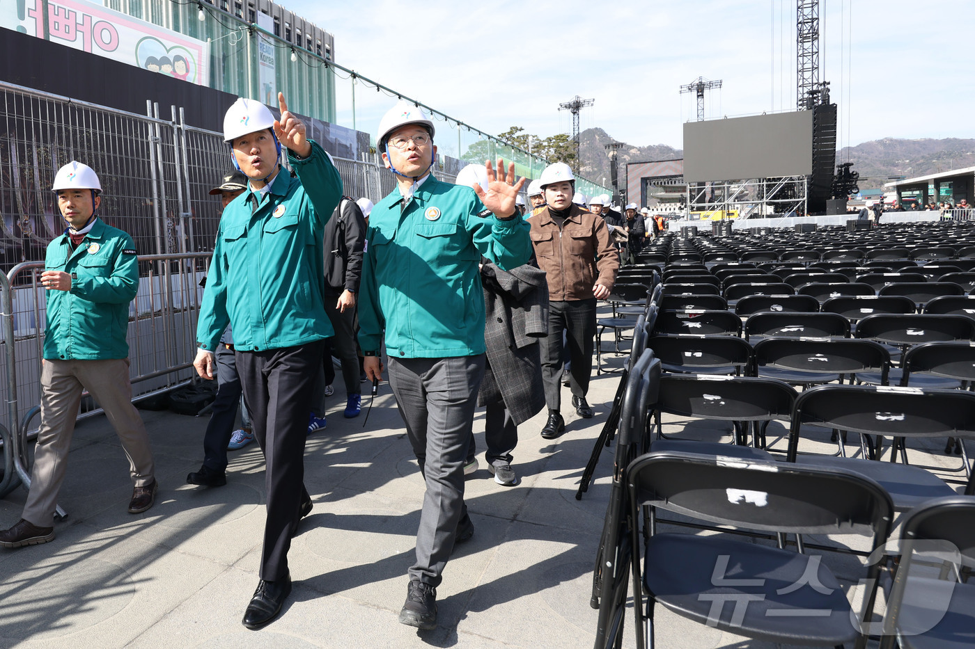 (서울=뉴스1) 최지환 기자 = 오세훈 서울시장이 19일 서울 종로구 광화문 광장에서 방탄소년단(BTS) 공연 무대시설을 점검하고 있다. (공동취재)  2026.3.19/뉴스1