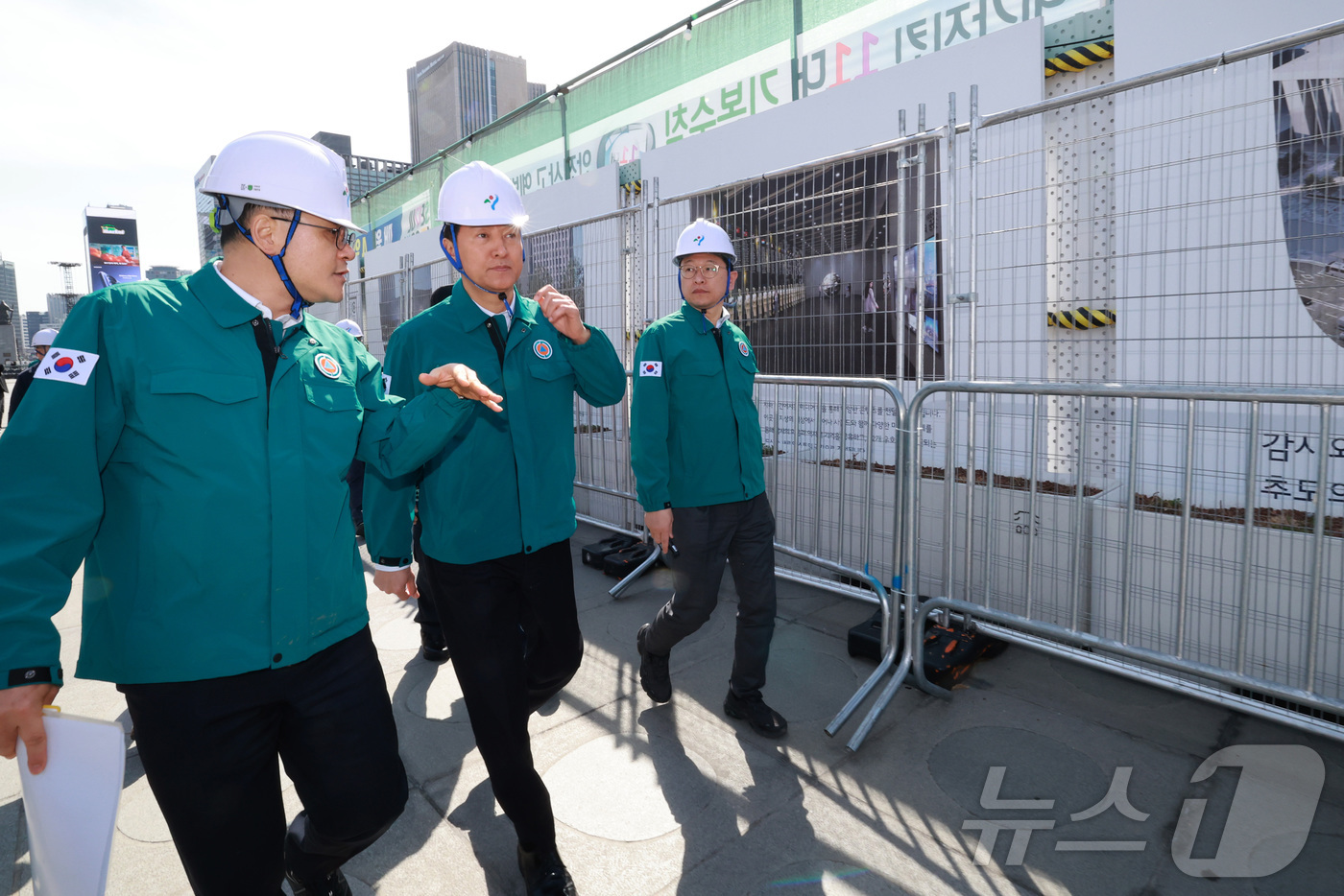 (서울=뉴스1) 최지환 기자 = 오세훈 서울시장이 19일 오후 서울 종로구 광화문광장 감사의 정원 안전조치사항을 확인하고 있다. (공동취재) 2026.3.19/뉴스1