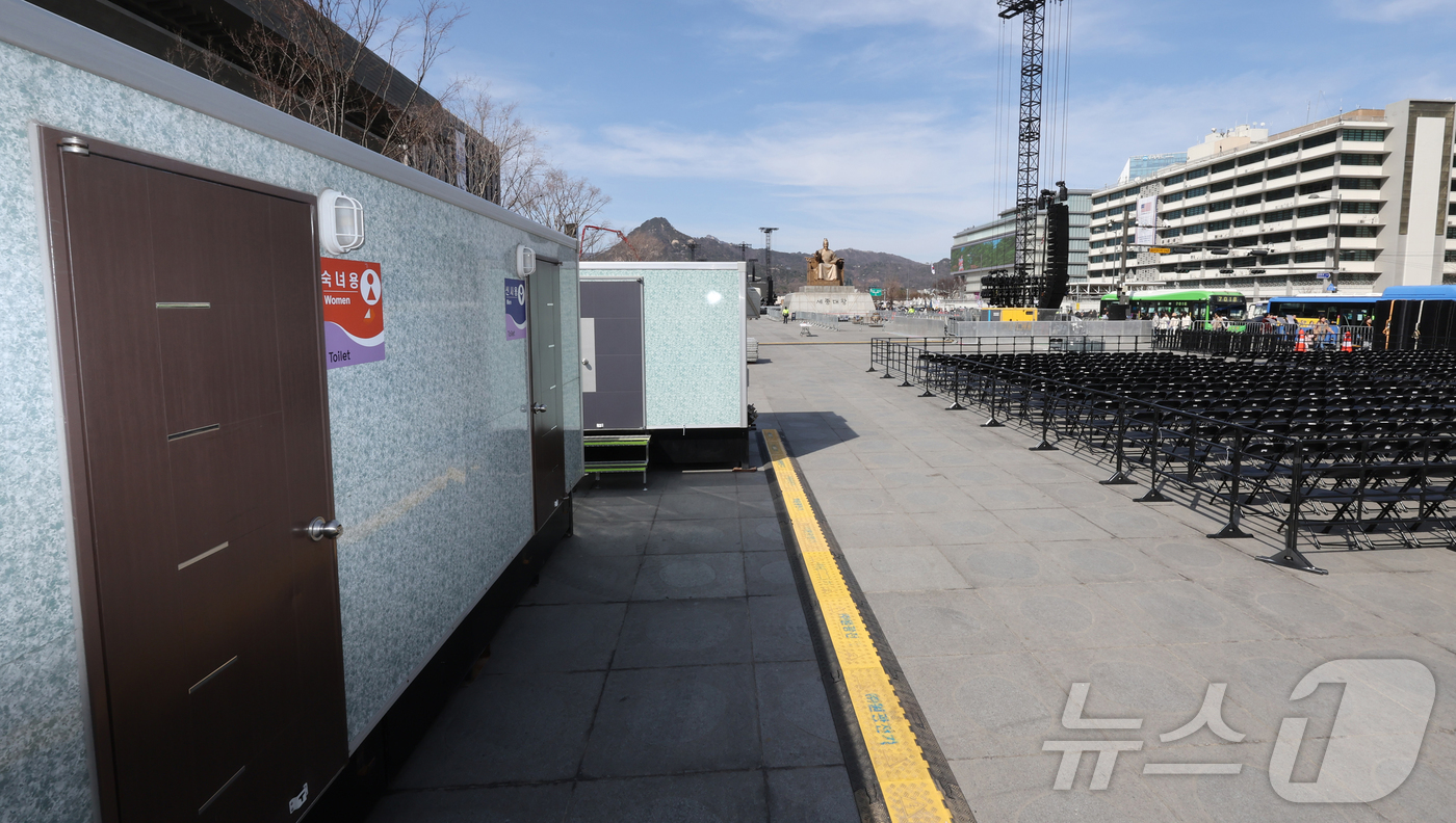 (서울=뉴스1) 최지환 기자 = 그룹 방탄소년단(BTS)의 광화문 공연을 이틀 앞둔 19일 서울 광화문광장 공연장 부근에 이동식 화장실이 설치돼 있다. (공동취재)  2026.3. …