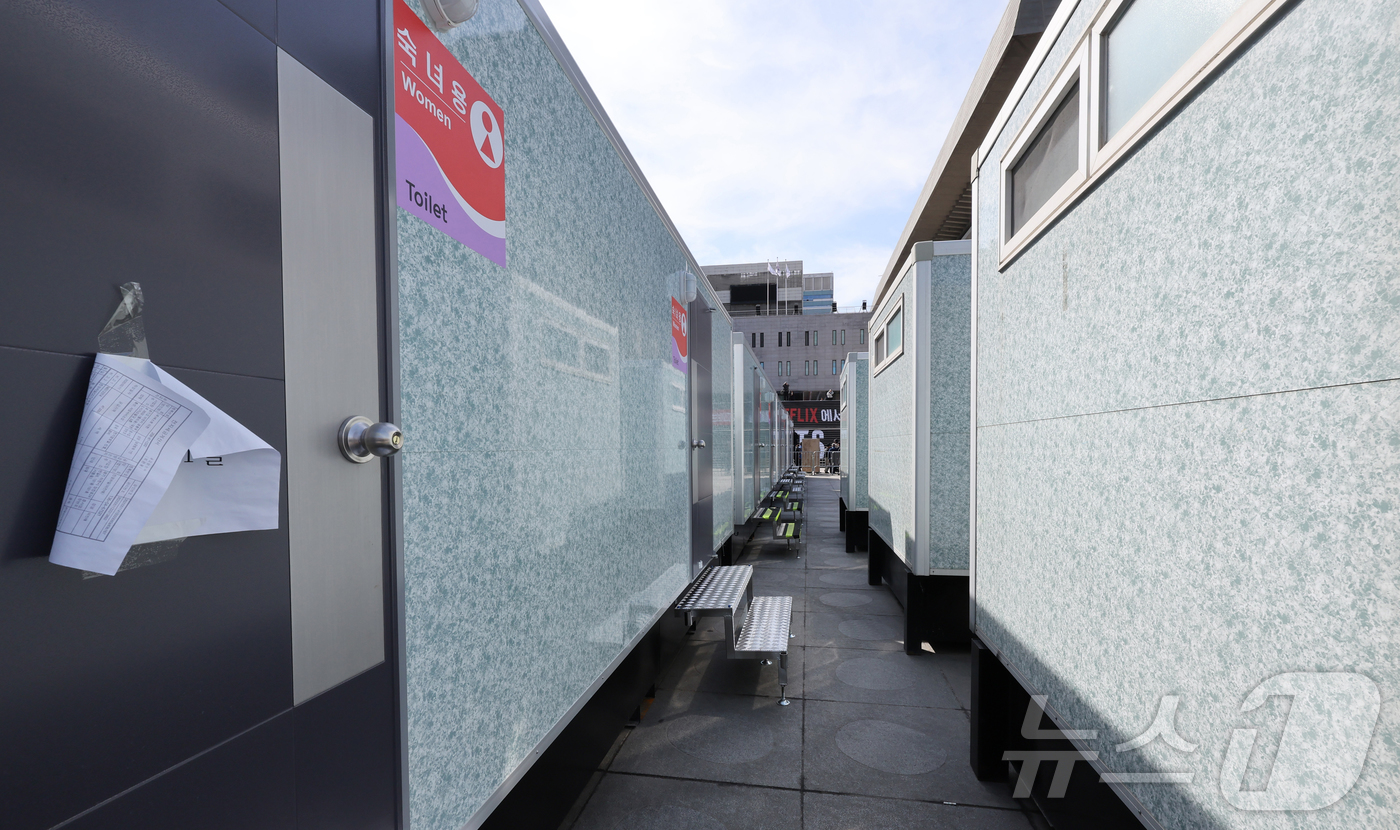 (서울=뉴스1) 최지환 기자 = 그룹 방탄소년단(BTS)의 광화문 공연을 이틀 앞둔 19일 서울 광화문광장 공연장 부근에 이동식 화장실이 설치돼 있다. (공동취재) 2026.3.1 …