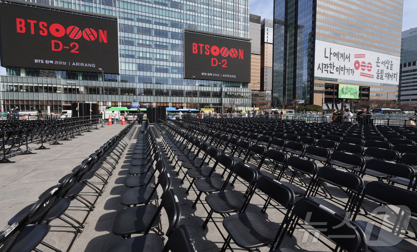 (서울=뉴스1) 최지환 기자 = 그룹 방탄소년단(BTS)의 광화문 공연을 이틀 앞둔 19일 서울 광화문광장에서 공연 준비작업이 이뤄지고 있다. (공동취재) 2026.3.19/뉴스1 …