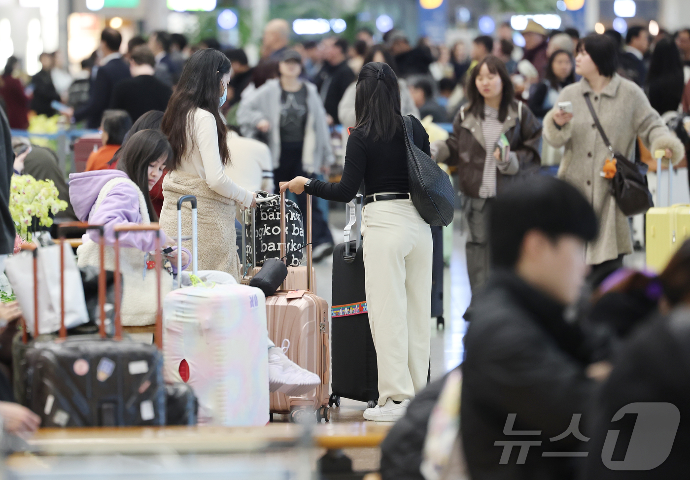 (인천공항=뉴스1) 박지혜 기자 = 19일 인천국제공항에서 외국인 관광객들이 입국하고 있다.오는 21일 서울 광화문광장에서 열리는 BTS 컴백 공연을 관람하기 위해 전 세계 ‘아미 …