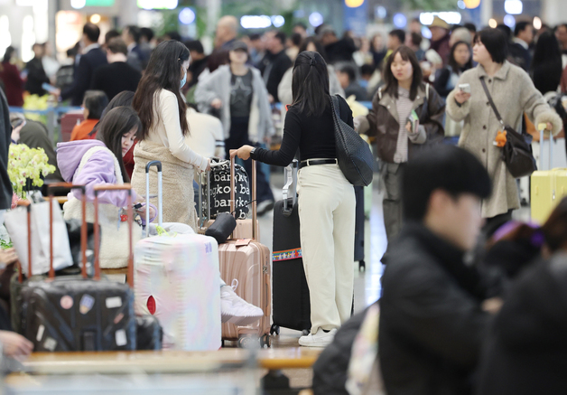 BTS 공연 앞두고 북적이는 인천공항