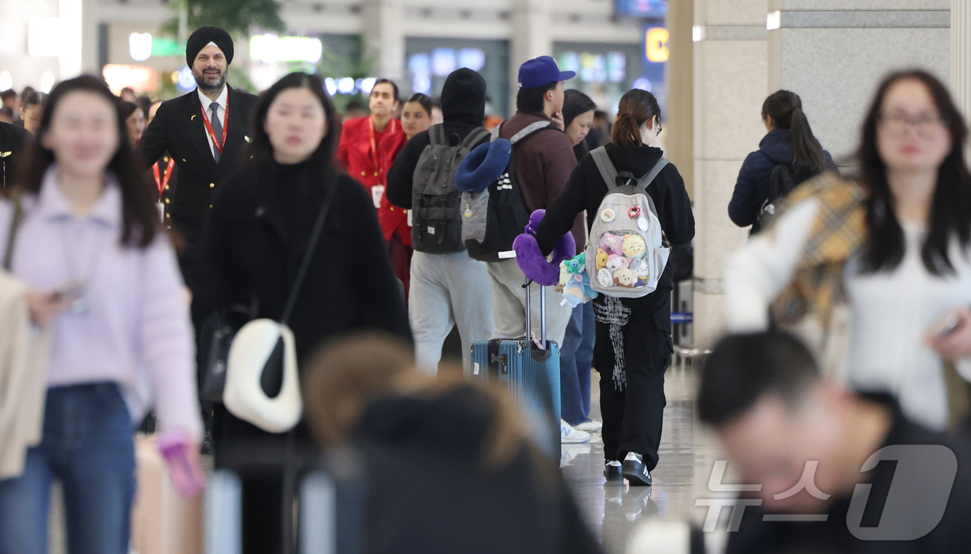 (인천공항=뉴스1) 박지혜 기자 = 19일 인천국제공항에서 외국인 관광객들이 입국하고 있다.오는 21일 서울 광화문광장에서 열리는 BTS 컴백 공연을 관람하기 위해 전 세계 ‘아미 …