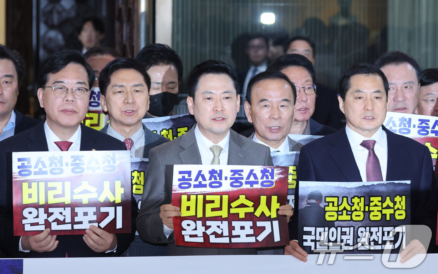 (서울=뉴스1) 신웅수 기자 = 장동혁 국민의힘 대표와 송언석 원내대표가 19일 서울 여의도 국회 본회의장 앞에서 중수청·공소청법에 반대하는 피켓 시위를 하고 있다. 2026.3. …