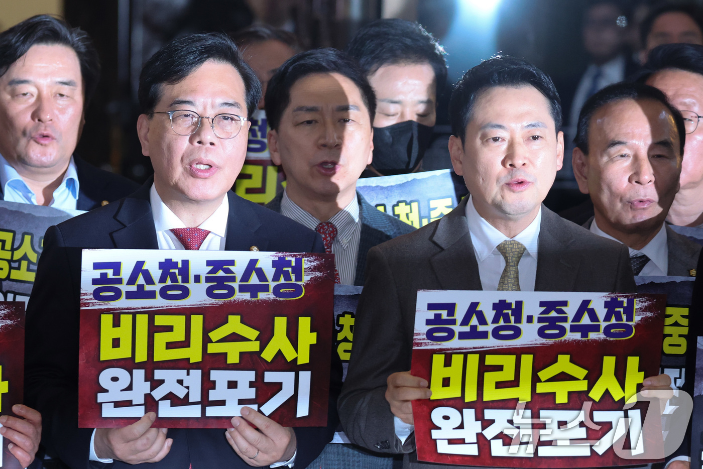 (서울=뉴스1) 신웅수 기자 = 장동혁 국민의힘 대표가 19일 서울 여의도 국회 본회의장 앞에서 중수청·공소청법에 반대하는 피켓 시위를 하고 있다. 2026.3.19/뉴스1